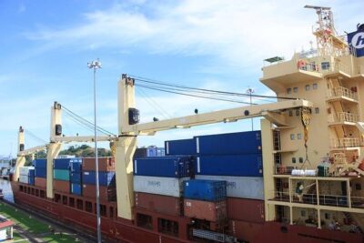 Transport maritime conteneurs marchandises